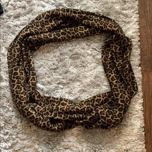 ✨Michael Kors leopard print scarf ✨